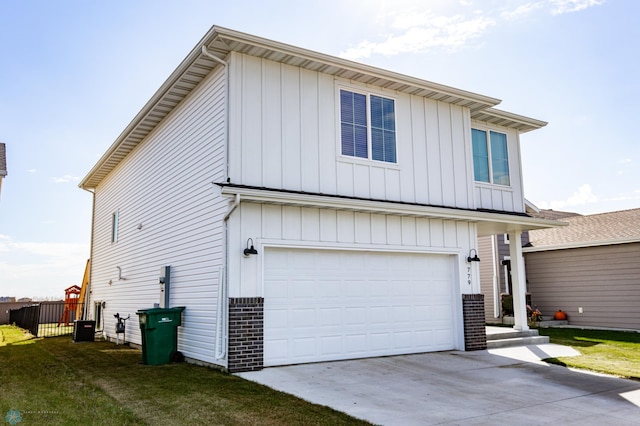 view of front of property featuring a front yard and a garage