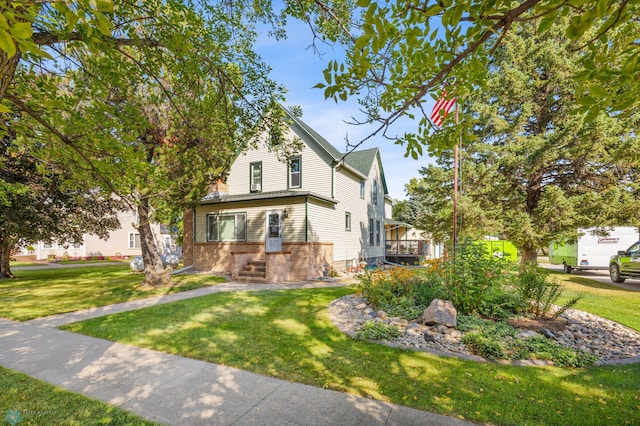 view of front of house featuring a front lawn