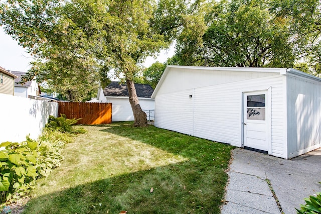 view of yard featuring an outbuilding