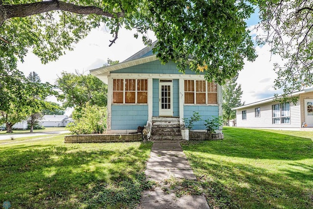 view of front of home featuring a front lawn