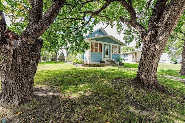 view of front of house featuring a front lawn