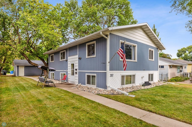 view of front of home featuring a front lawn