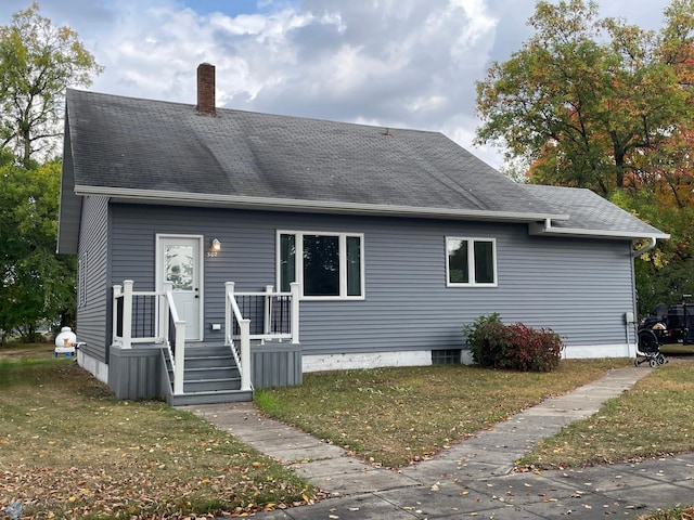 view of front of home featuring a front yard