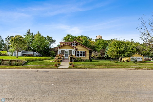 view of front of property featuring a front lawn