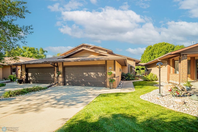 view of front of property featuring a front lawn and a garage