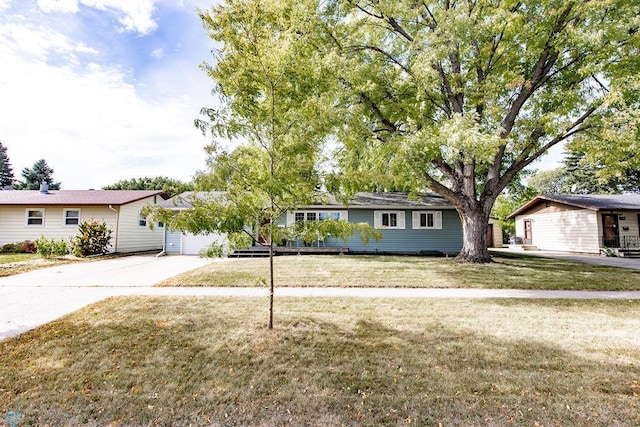 ranch-style house featuring a front lawn