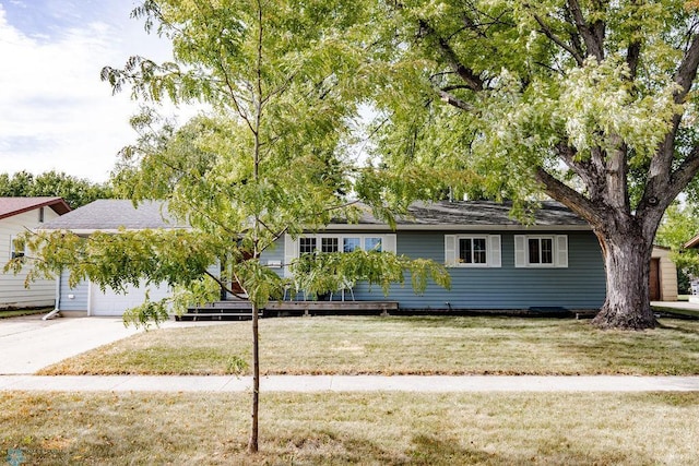 view of front of house featuring a front yard and a garage