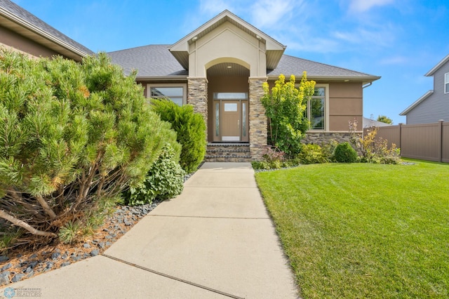 view of front of home featuring a front yard