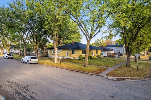 view of front facade featuring a front yard