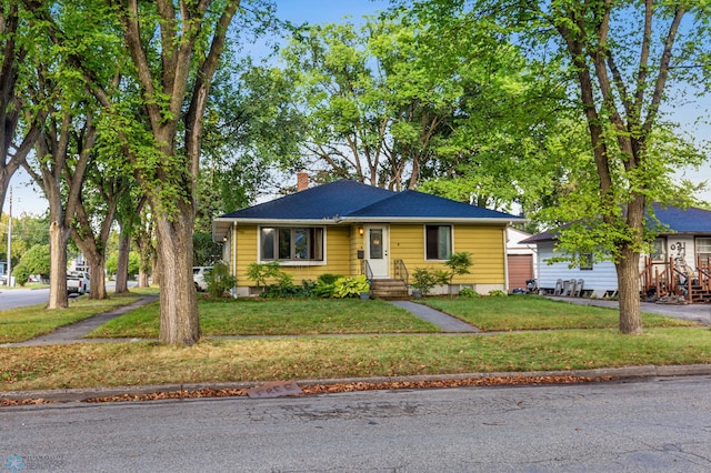 view of front facade with a front yard