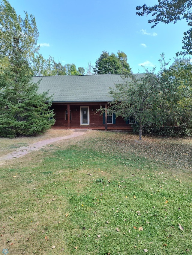 view of front facade featuring a front yard