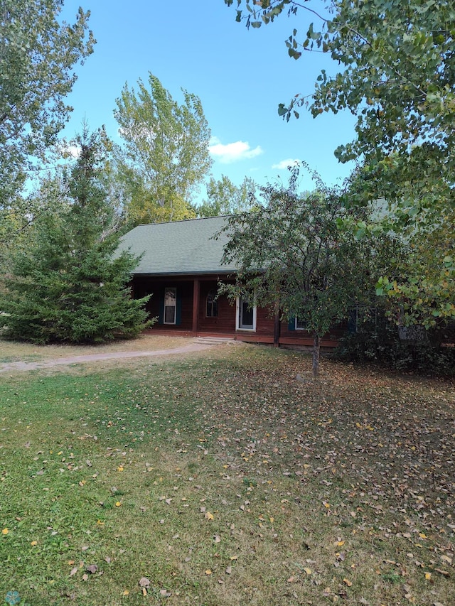 view of front facade with a front lawn