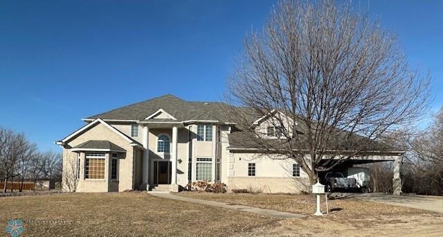 view of front of home featuring a front yard