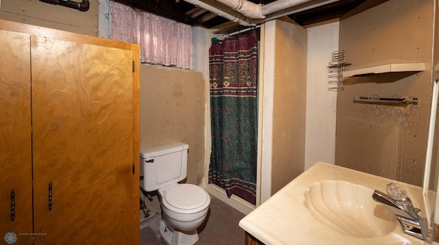 bathroom with vanity, curtained shower, and toilet