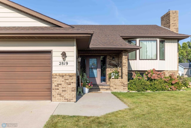 view of front of house featuring a front yard and a garage