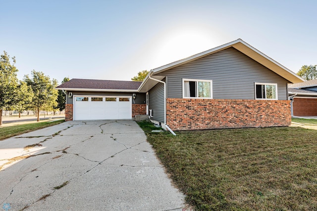 view of front of house featuring a front lawn and a garage