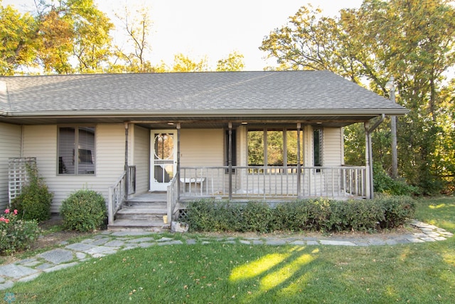 view of front facade featuring a front yard and a porch