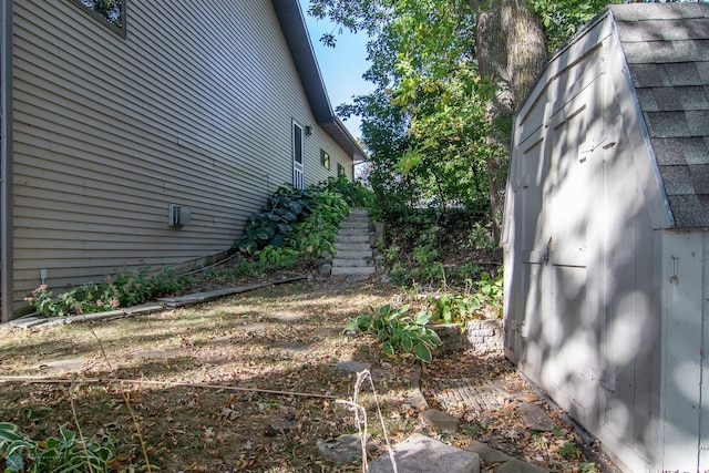 view of yard with a storage unit