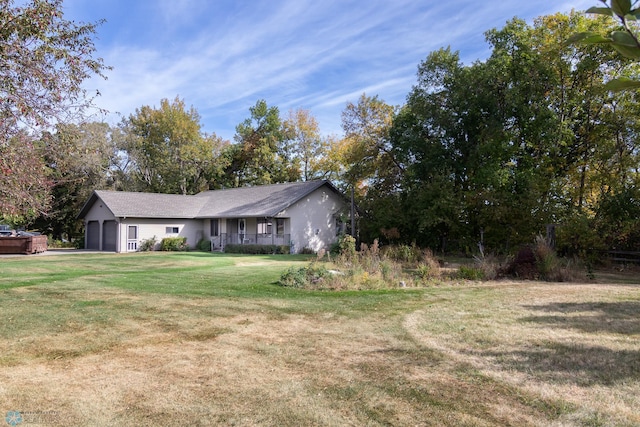 view of front of property featuring a front yard