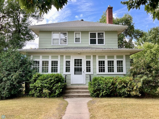 view of front facade with a front lawn