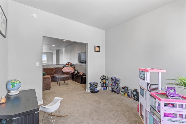 recreation room featuring carpet