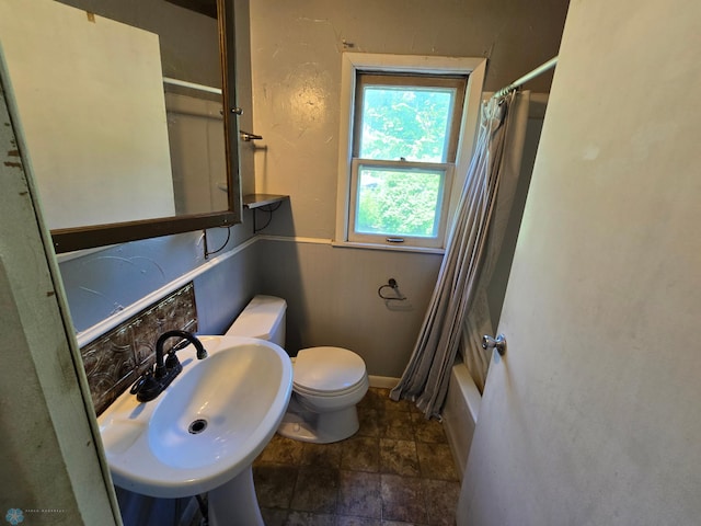 full bathroom with shower / bath combo with shower curtain, sink, and toilet