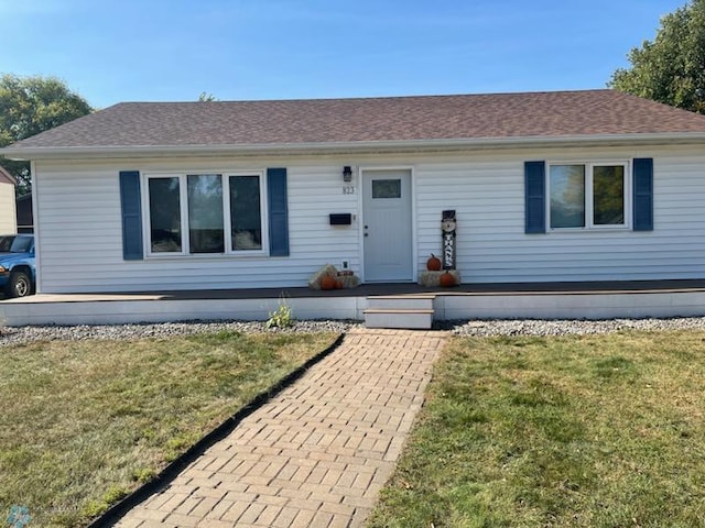 view of front facade featuring a front lawn