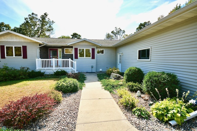 view of front of property featuring a front lawn