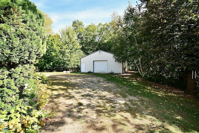 view of yard with an outdoor structure and a garage