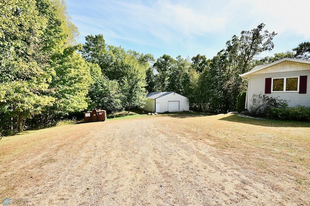 view of yard featuring an outdoor structure and a garage