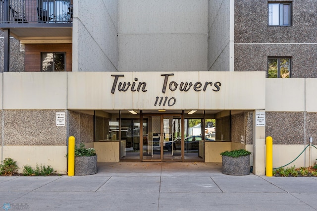 property entrance featuring a balcony