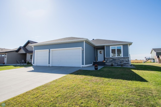 view of front of property featuring a front yard and a garage