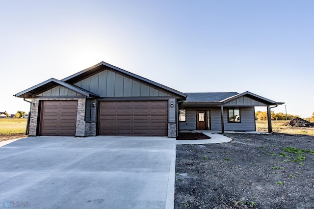 view of front facade featuring a garage