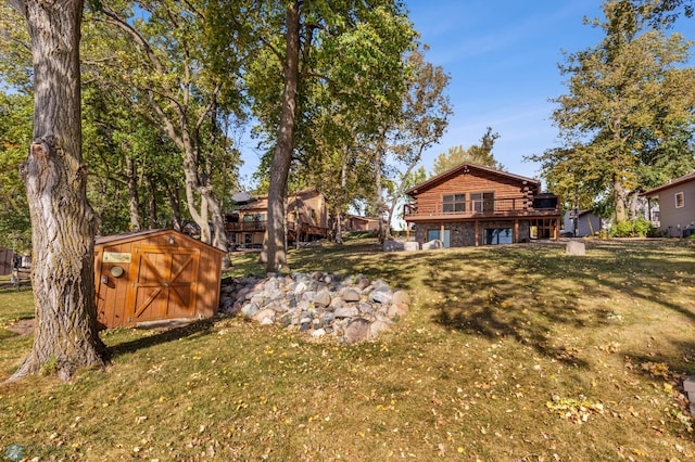 view of yard featuring a storage shed