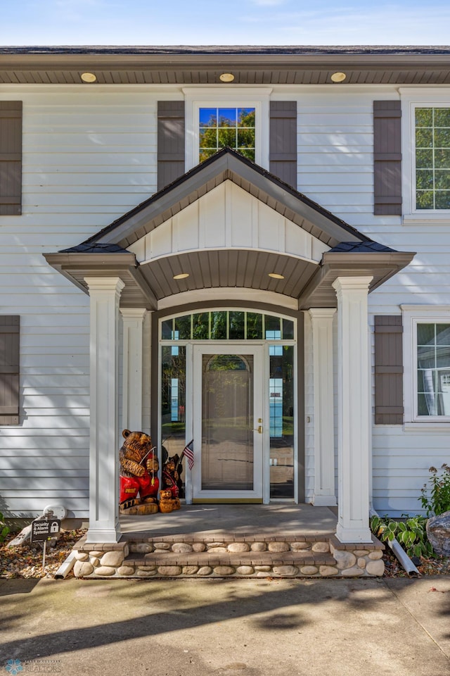 property entrance featuring covered porch