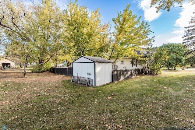 view of yard with a storage unit