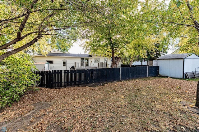 view of yard featuring a shed