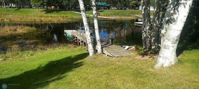 view of yard featuring a water view