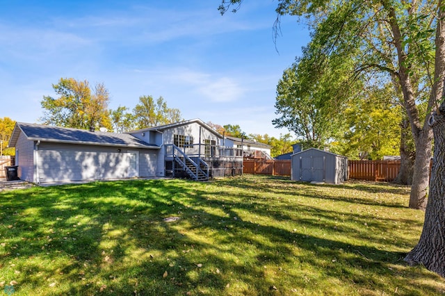 view of yard featuring a shed