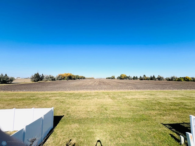 view of yard featuring a rural view