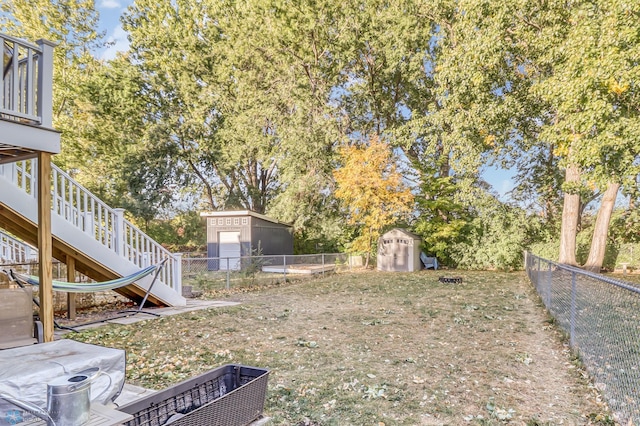 view of yard featuring a shed