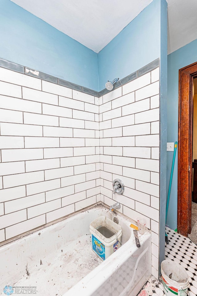 bathroom with tiled shower / bath combo