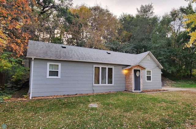 single story home with a front lawn