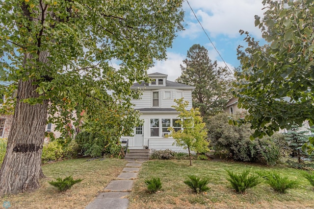 view of front of property featuring a front lawn