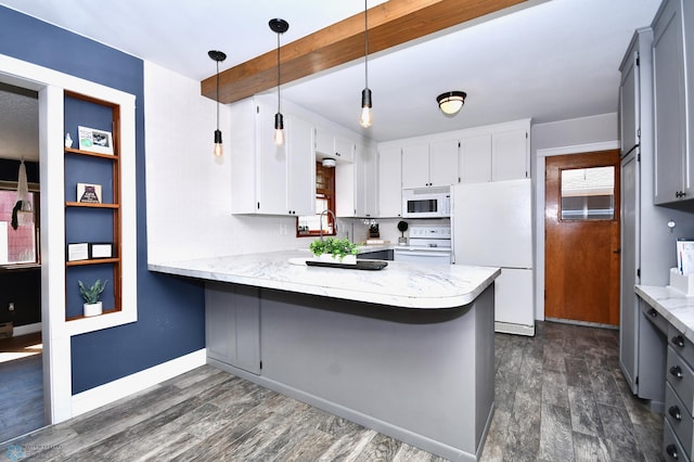 kitchen with dark wood-type flooring, hanging light fixtures, kitchen peninsula, and white appliances