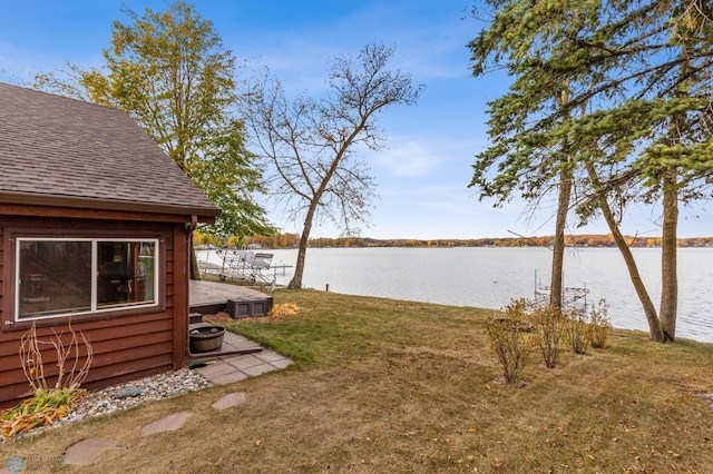 view of yard featuring a water view