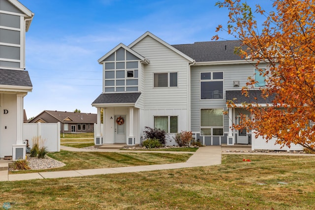 view of front of property featuring a front yard