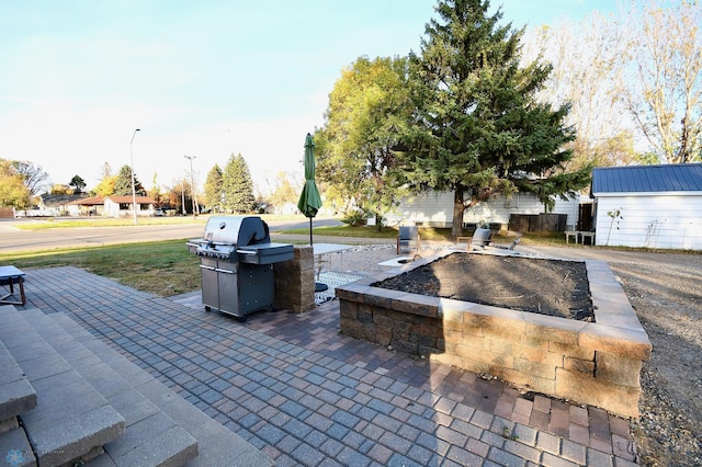 view of patio featuring an outdoor fire pit and grilling area