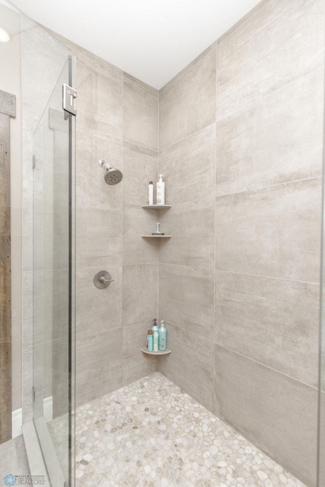 bathroom featuring a tile shower