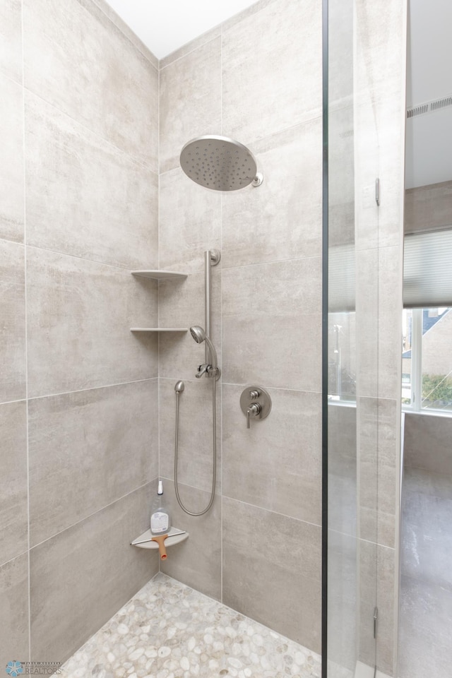 bathroom featuring a tile shower